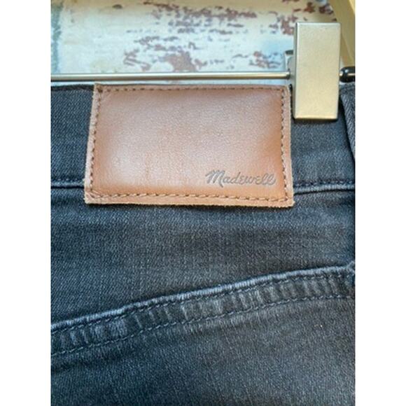 Madewell Petite 9" Mid-Rise Skinny Jean in Berkeley Black Button-Through Edition - Picture 15 of 16